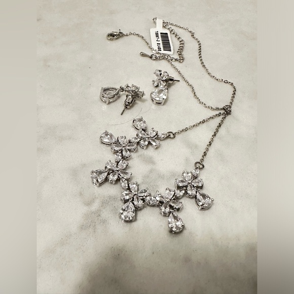 Fashion Jewellery Earings and Necklace Set, Perfect as Bridal Jewellery. - Picture 3 of 4